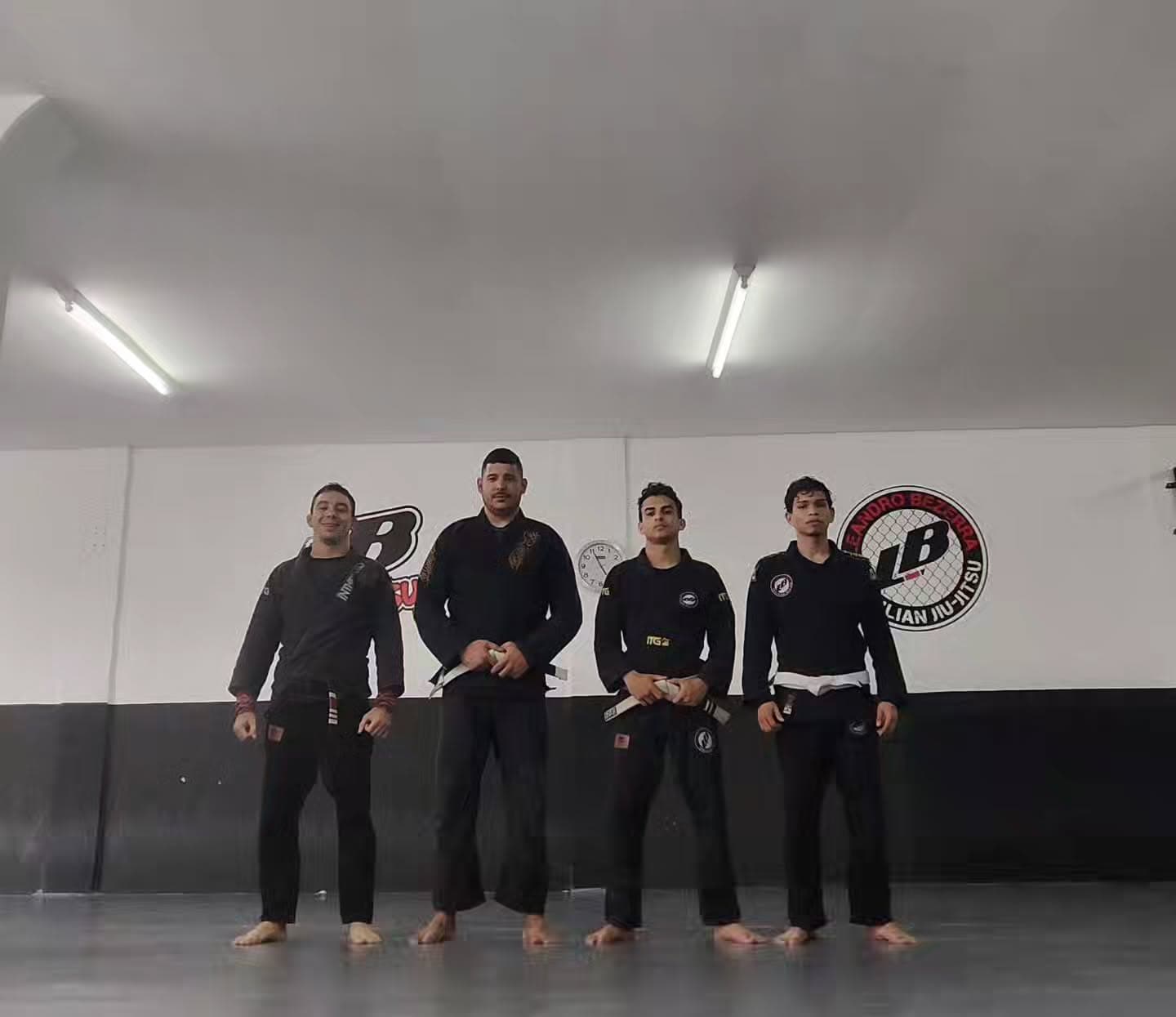 Professor e alunos no tatame do CT Leandro Bezerra
