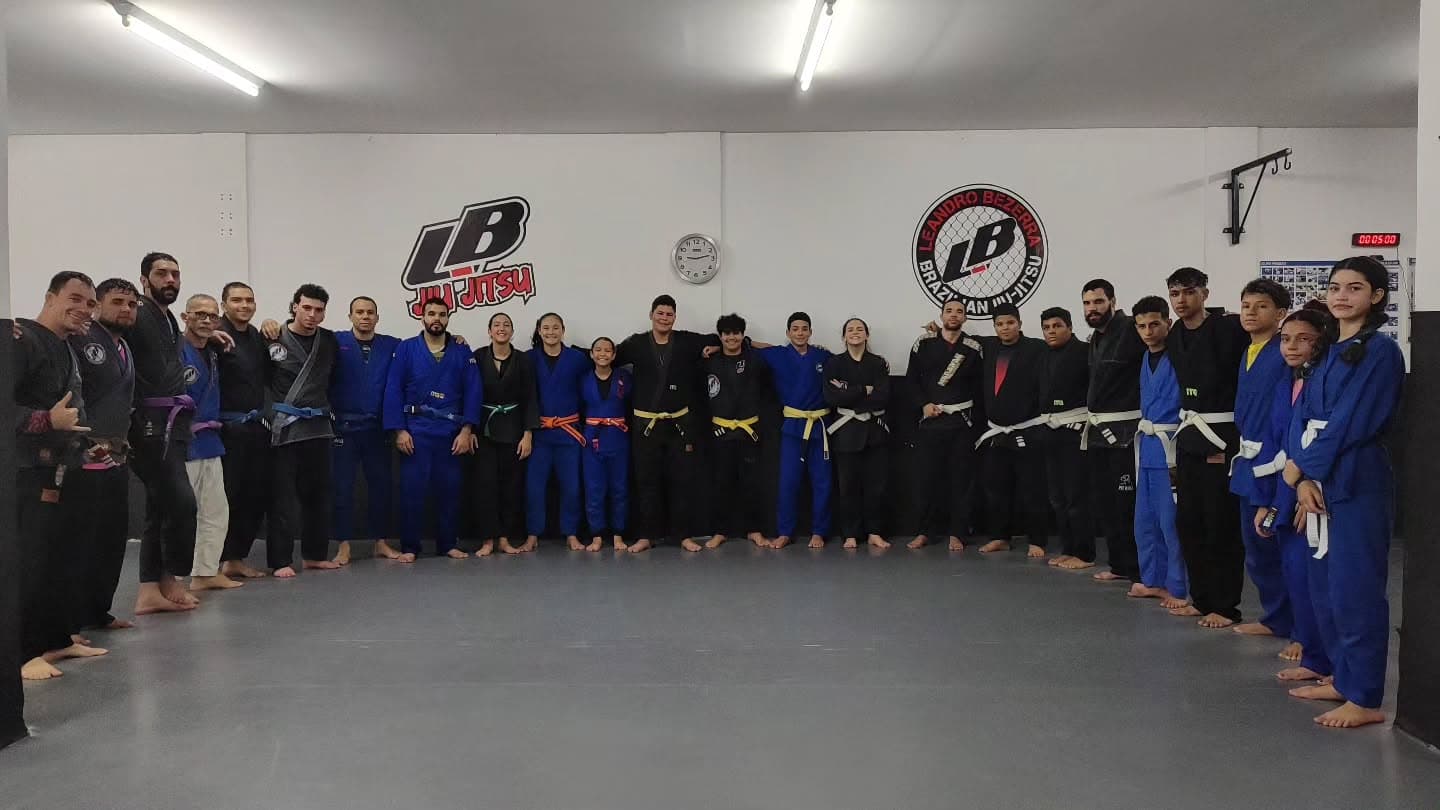 Turma adulta reunida no tatame do CT Leandro Bezerra
