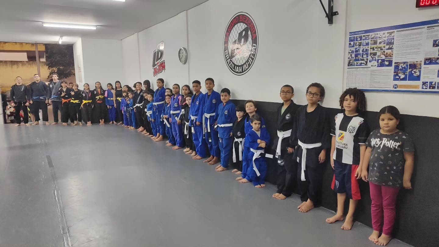 Crianças e jovens da turma Kids no espaço de treino